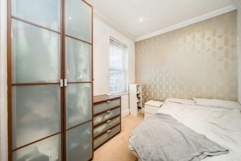 3 bedroom flat to rent, Alexandra Road, London SW19