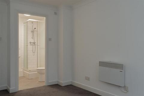 2 bedroom apartment to rent, Chapel Road, Redhill