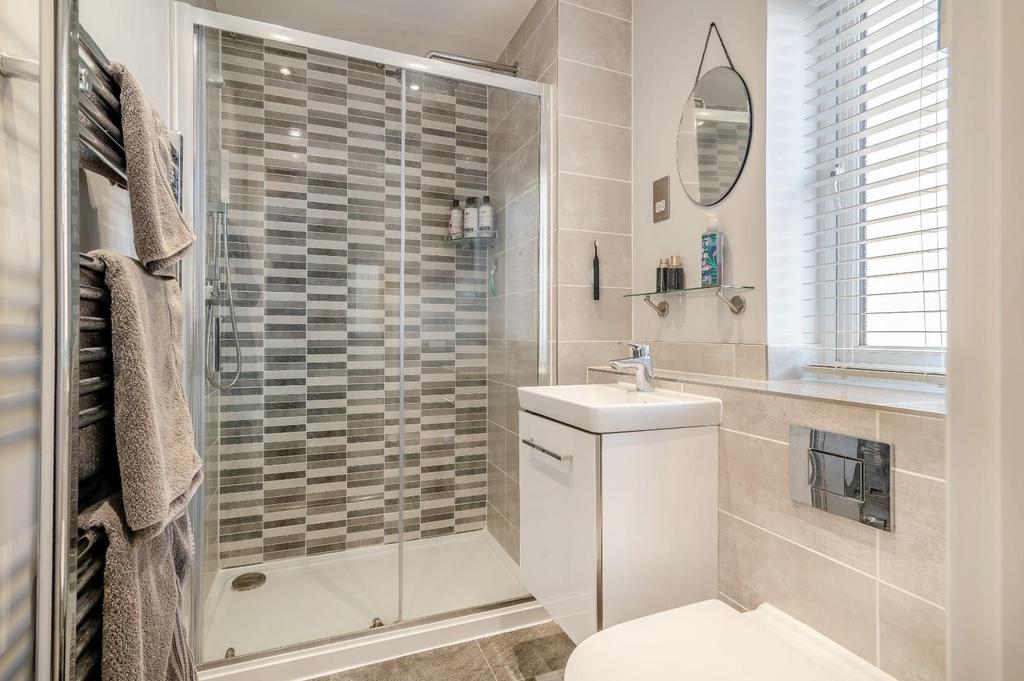 9 - ensuite.jpg
