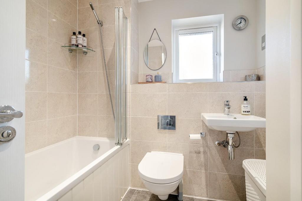 13 - family bathroom.jpg