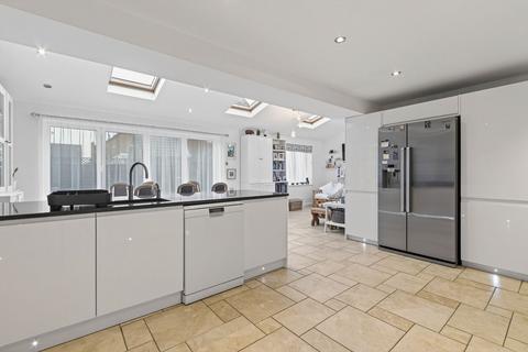 4 bedroom detached house for sale, Burghley Close, Market Harborough LE16