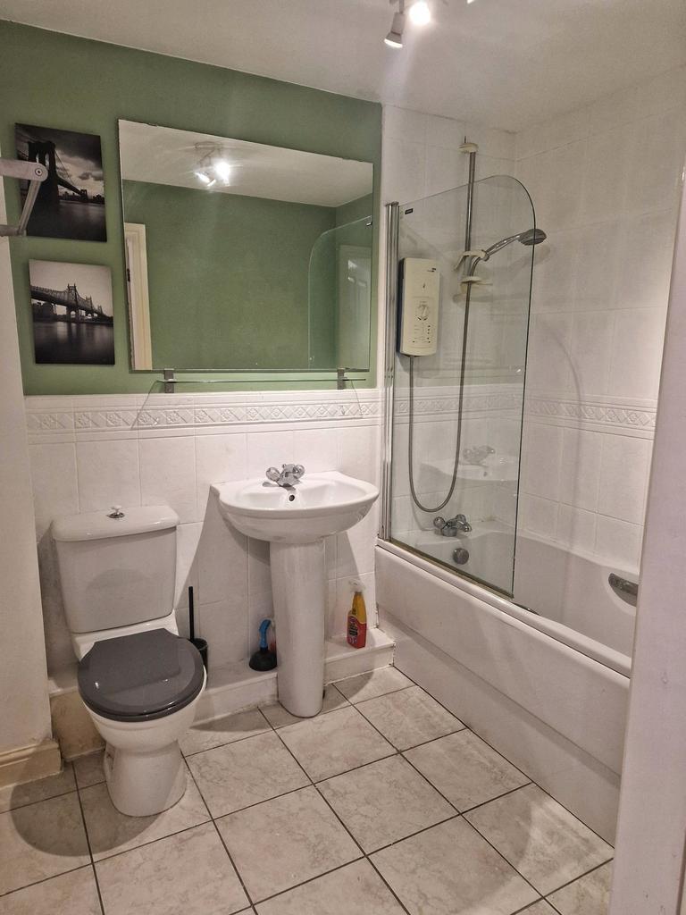 Bright, well-fitted bathroom with a bathtub and...