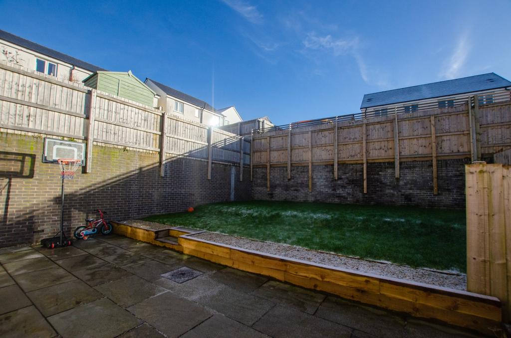 5 Malthouse Drive Bodmin 01208 74182-02