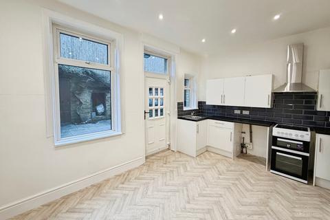 2 bedroom terraced house to rent, Bradford Road, West Yorkshire HD6