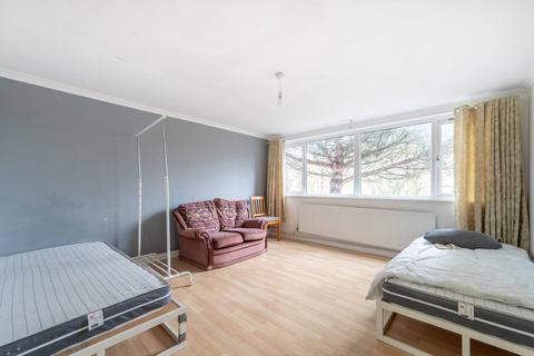 4 bedroom maisonette to rent, Birchen Grove, Queensbury, London, NW9