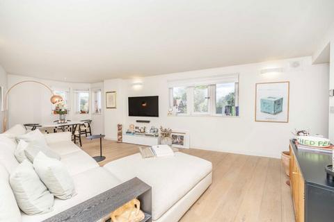 2 bedroom flat for sale, Archway Road, London N6