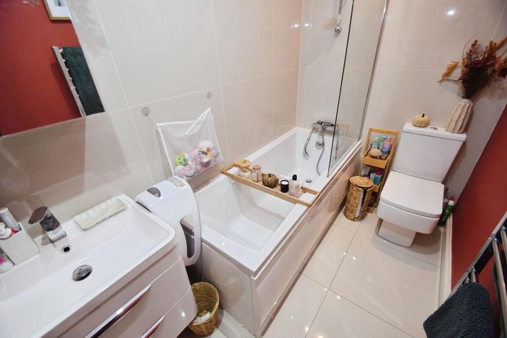 045c19d4-Bathroom 201