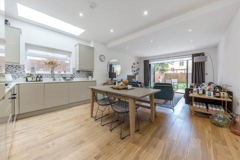 2 bedroom flat for sale, Derwentwater Road, London W3