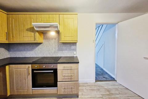 3 bedroom terraced house to rent, The Poplars, Leeds LS20