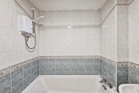 3 bedroom terraced house to rent, The Poplars, Leeds LS20