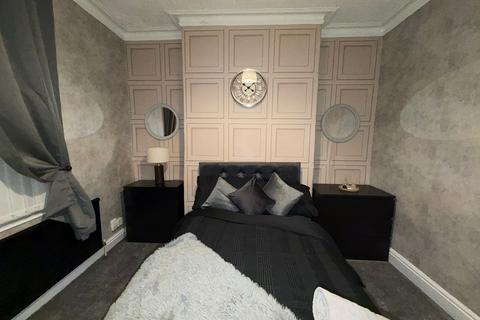 3 bedroom terraced house to rent, Cobden Street, Manchester M9