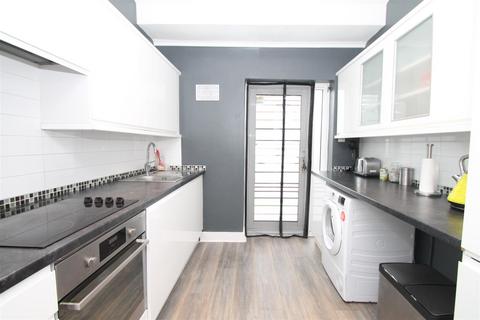 2 bedroom flat to rent, The Fairway, Palmers Green, London N13