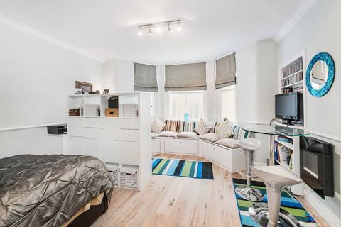 Studio to rent, Stanhope Gardens, South Kensington, London, SW7