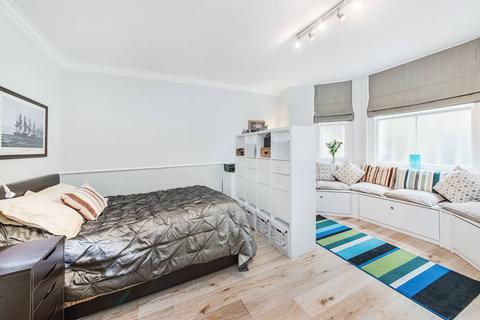 Studio to rent, Stanhope Gardens, South Kensington, London, SW7