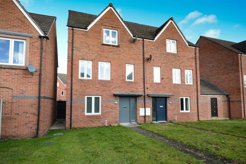 4 bedroom semi-detached house to rent, Delves Road, West Timperley
