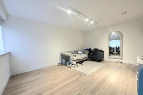 2 bedroom ground floor maisonette to rent, Stamford Close