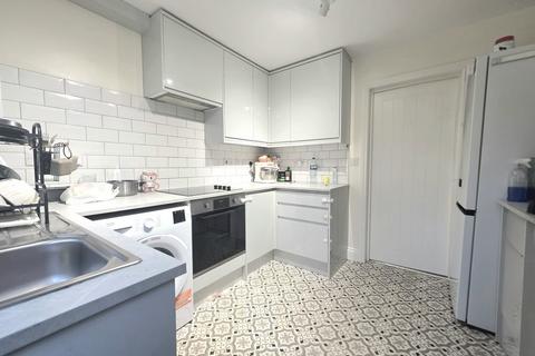 2 bedroom ground floor maisonette to rent, Stamford Close