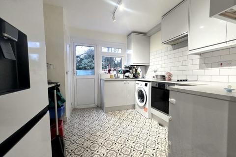 2 bedroom ground floor maisonette to rent, Stamford Close