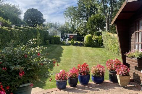 3 bedroom semi-detached house for sale, Mead Way, Coulsdon CR5