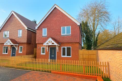 4 bedroom detached house to rent, Chase Road, Lindford, Bordon, Hampshire, GU35