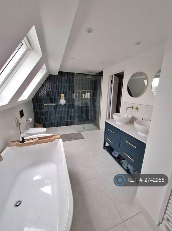 Master En-Suite Bathroom