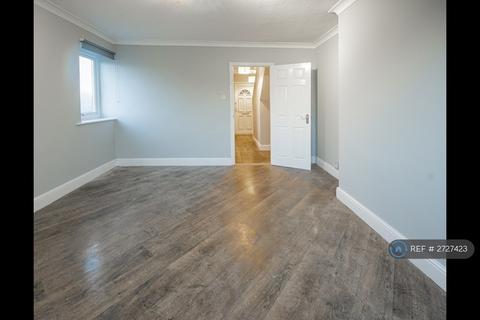 3 bedroom flat to rent, Danbury Down, Basildon, SS14