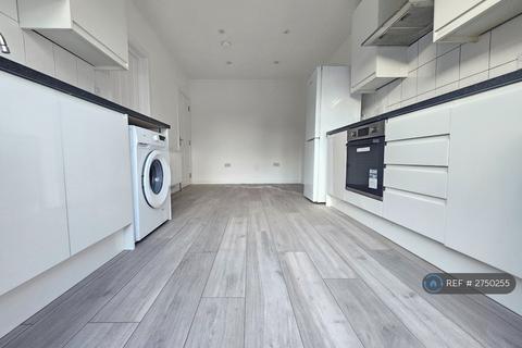5 bedroom semi-detached house to rent, Goldsdown Close, Enfield, EN3