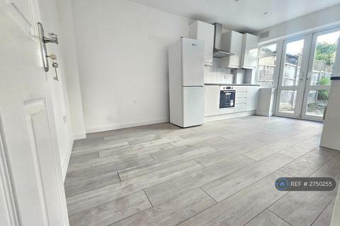 5 bedroom semi-detached house to rent, Goldsdown Close, Enfield, EN3