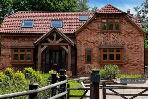 5 bedroom detached house to rent, Rhododendron Avenue, Meopham, Gravesend, DA13
