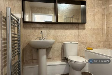 2 bedroom flat to rent, Heathside Close, Ilford, IG2