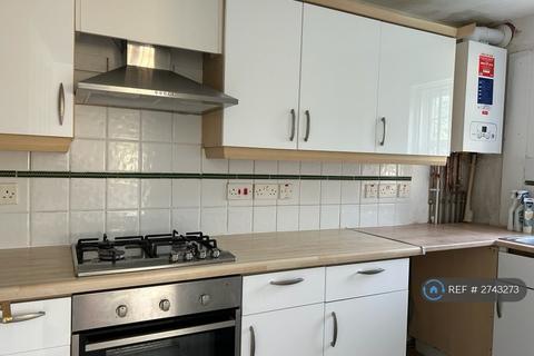2 bedroom flat to rent, Heathside Close, Ilford, IG2
