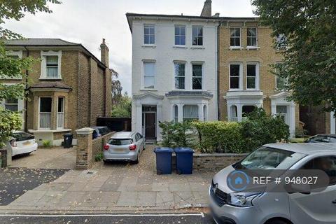 Studio to rent, Ealing, London, W5