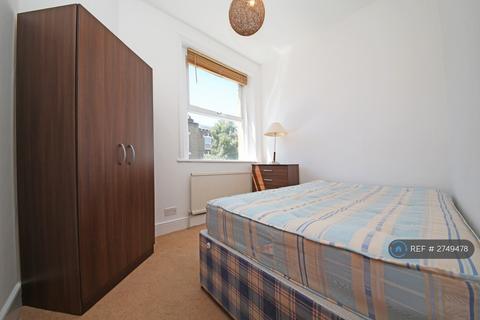 2 bedroom flat to rent, Concannon Road, London, SW2