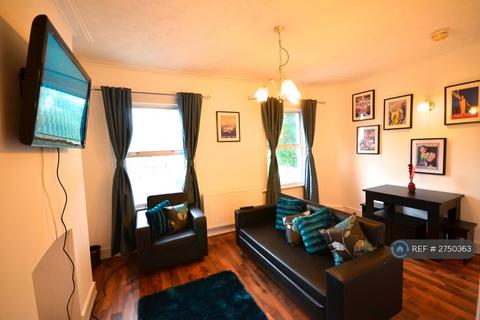 4 bedroom flat to rent, Goldhawk Road, London, W12