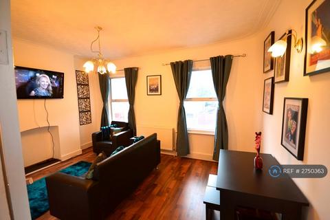 4 bedroom flat to rent, Goldhawk Road, London, W12