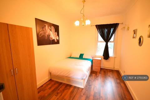 4 bedroom flat to rent, Goldhawk Road, London, W12