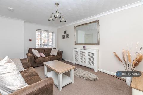 3 bedroom semi-detached house to rent, Ambledene, Bamber Bridge, Preston, PR5