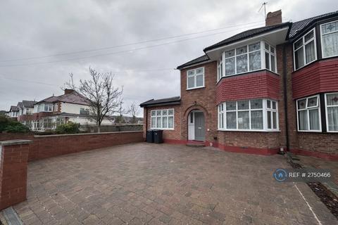 5 bedroom semi-detached house to rent, The Fairway, London, N13