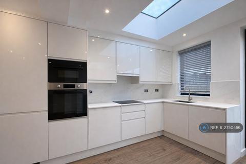 5 bedroom semi-detached house to rent, The Fairway, London, N13