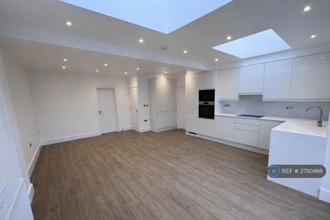 5 bedroom semi-detached house to rent, The Fairway, London, N13