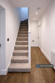 5 bedroom semi-detached house to rent, The Fairway, London, N13
