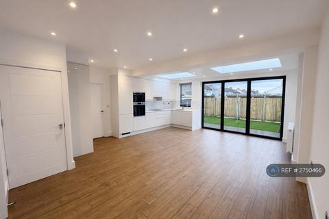 5 bedroom semi-detached house to rent, The Fairway, London, N13