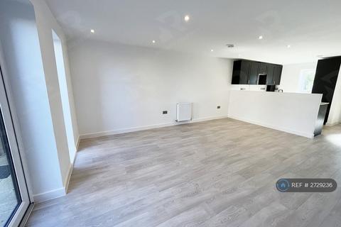 3 bedroom semi-detached house to rent, Shergar Way, Salford, M6