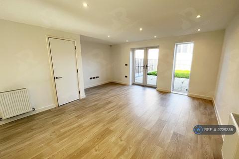 3 bedroom semi-detached house to rent, Shergar Way, Salford, M6