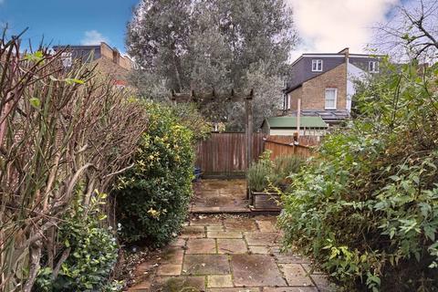 2 bedroom ground floor maisonette to rent, Waldron Road Earlsfield SW18 3TB