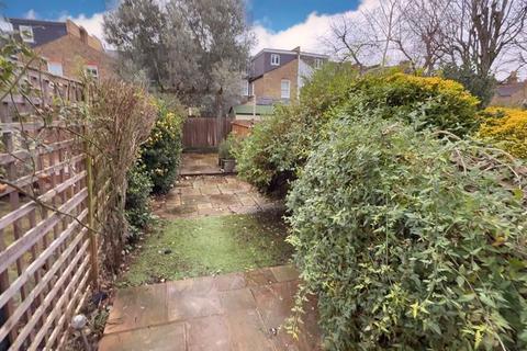 2 bedroom ground floor maisonette to rent, Waldron Road Earlsfield SW18 3TB