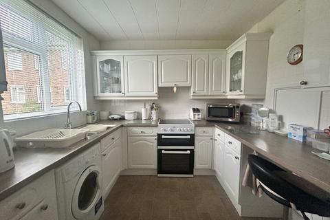 2 bedroom apartment to rent, Sanderstead Court, Addington Road, South Croydon