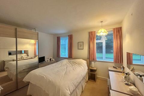 2 bedroom apartment to rent, Sanderstead Court, Addington Road, South Croydon