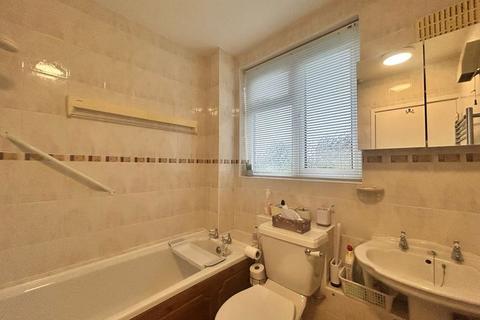 2 bedroom apartment to rent, Sanderstead Court, Addington Road, South Croydon
