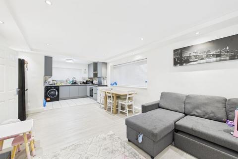 3 bedroom flat to rent, Coulsdon Road, Caterham - £1950pcm